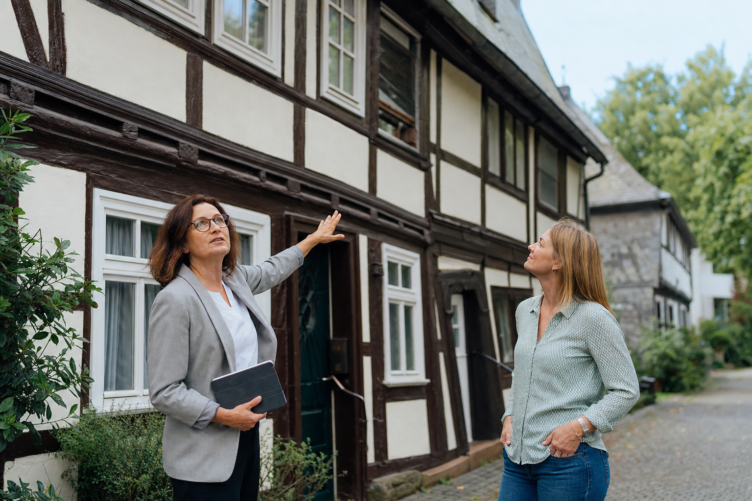 Maklerin und Eigentümer bei der Besichtigung eines Fachwerkhauses in Goslar